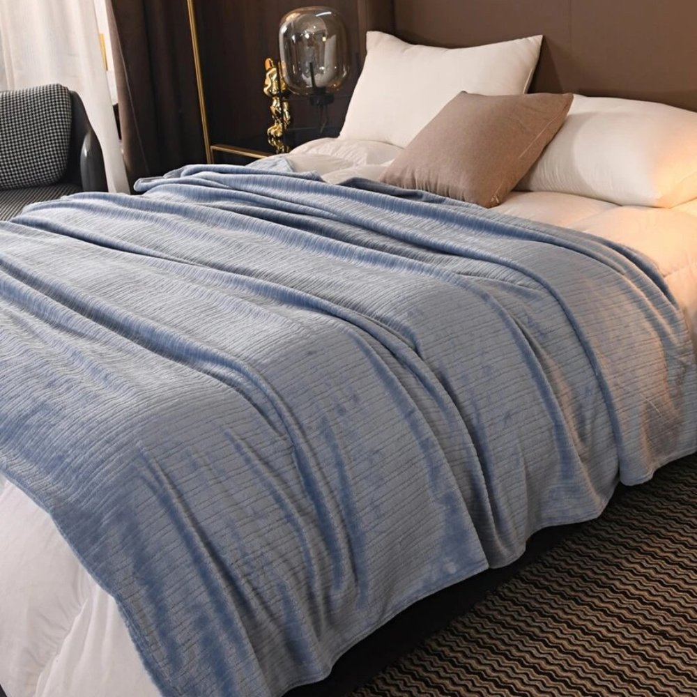 🦋 NWOT: Shein Solid Color Velvety Blanket 🦋